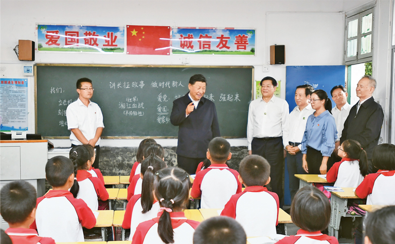 2020年9月16日至18日，中共中央總書記、國(guó)家主席、中央軍委主席習(xí)近平在湖南考察。這是16日下午，習(xí)近平在郴州市汝城縣文明瑤族鄉(xiāng)第一片小學(xué)，同正在上思政課的同學(xué)們親切交流。 新華社記者 謝環(huán)馳/攝